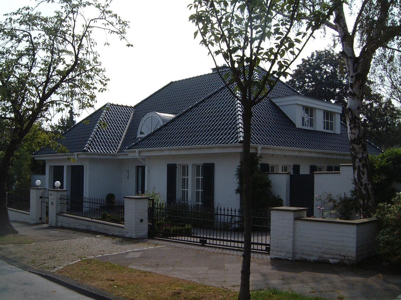 weißes Haus mit dunklem Dach