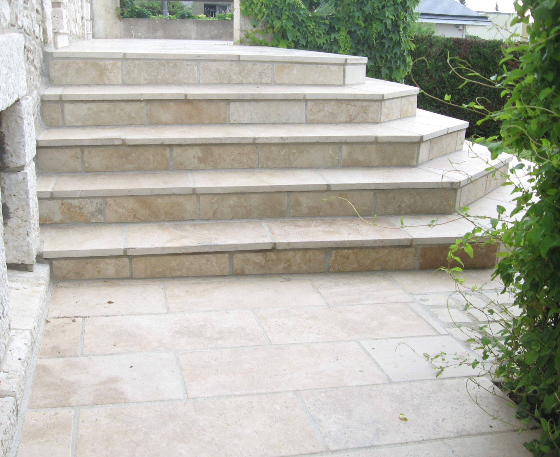 Escaliers extérieurs en dalle