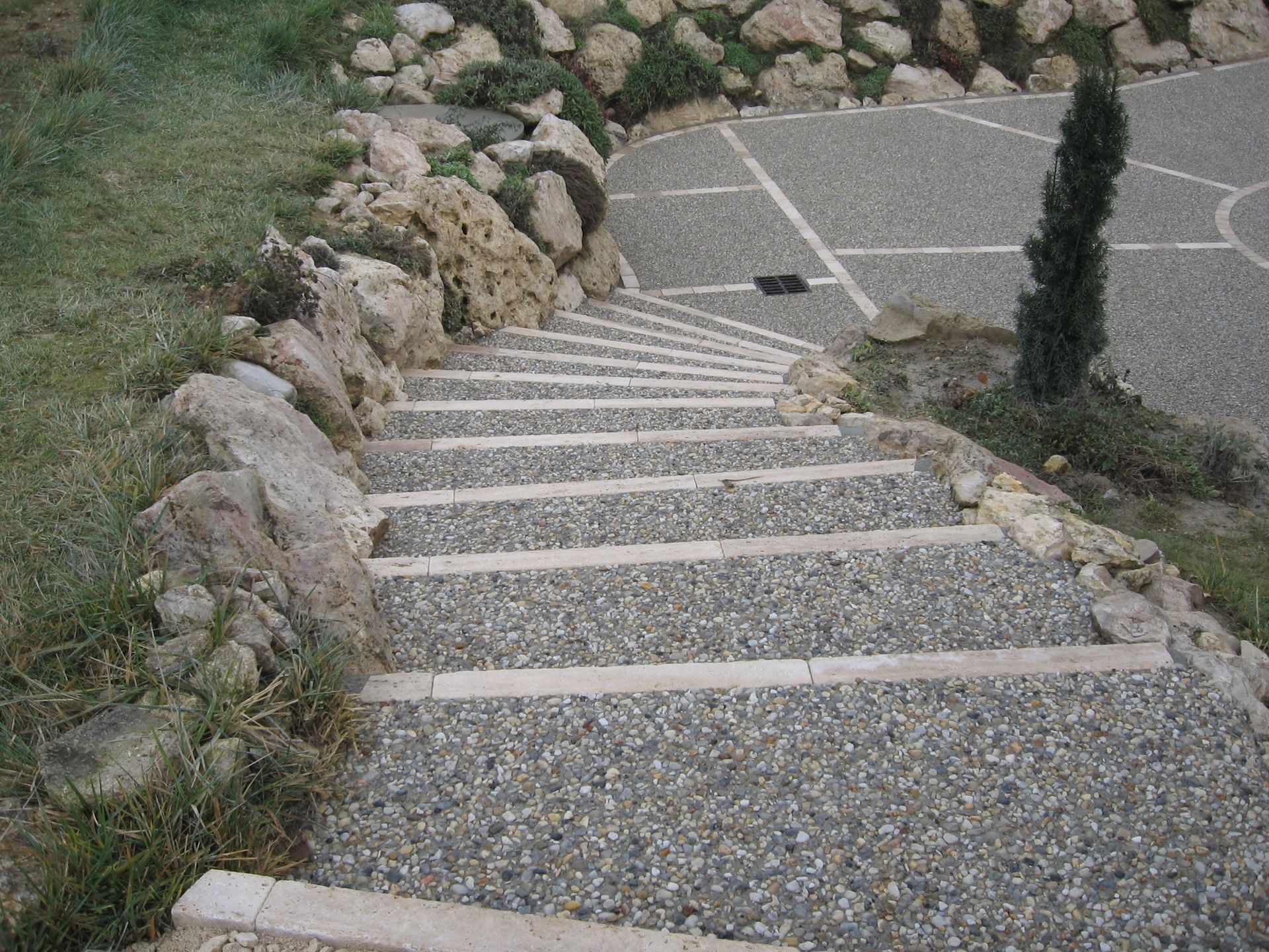 Création d'escaliers extérieurs avec enrochement