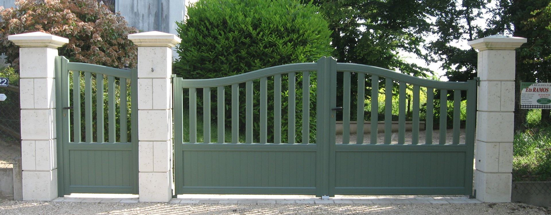 Portail et piliers de clôture