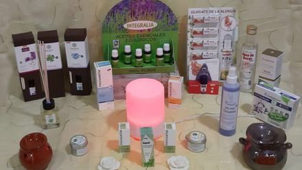 Una exhibición de productos de aromaterapia: difusores, aceites esenciales y velas.