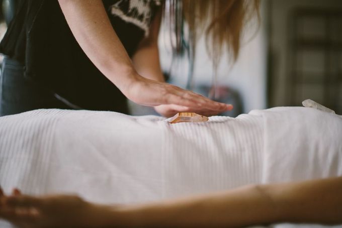 Persona recibiendo sanación energética, con las manos sobre el abdomen.
