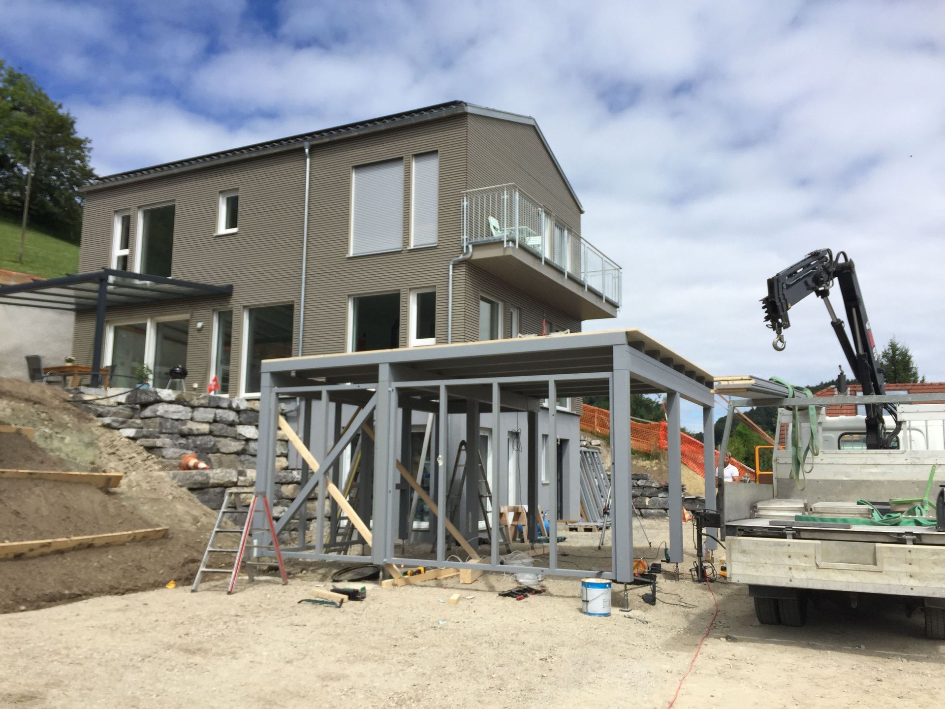 Haus aussen - Schick Holzbau und Umgebungsarbeiten