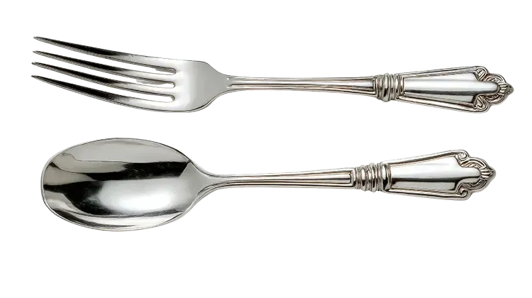 Silberne Gabel und Löffel, horizontal auf weißem Hintergrund angeordnet.