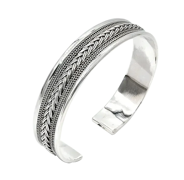 Silbernes Armband mit geflochtenem Muster.