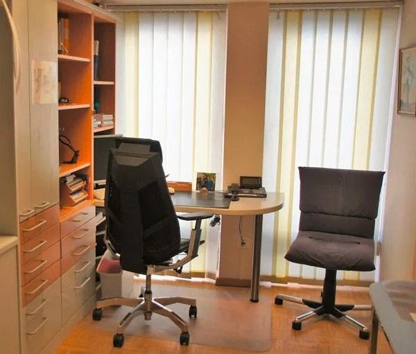 Labor, Reagenzgläser, blaue Flüssigkeiten Dr.med. Franz Mandlinger