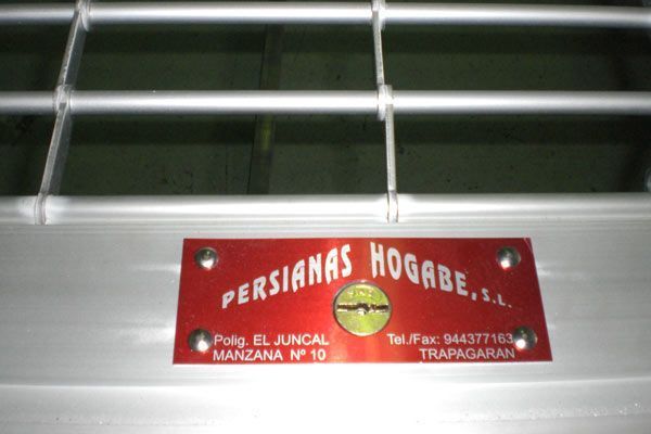 Un cartel que dice persianas hogabe.