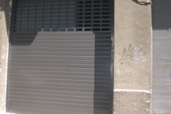 Un primer plano de una puerta de garaje en un edificio.