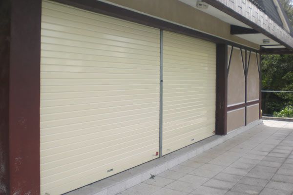 Un edificio con muchas persianas a los lados.