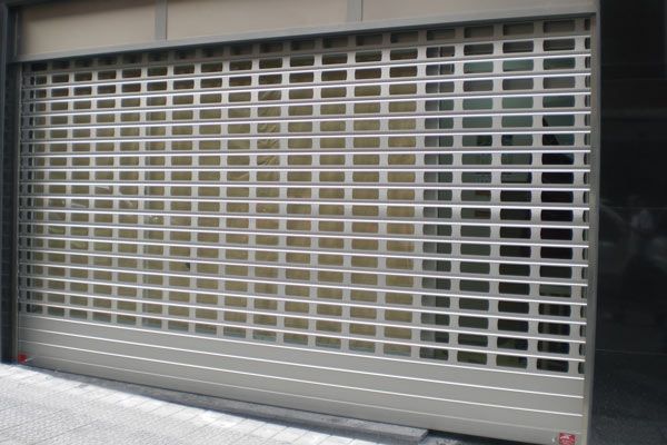 Una puerta de garaje con muchos cuadrados.