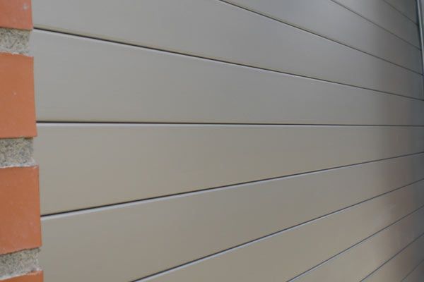 Un primer plano de un revestimiento blanco en una pared de ladrillos.