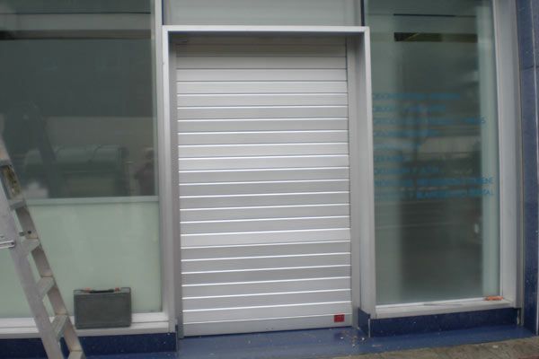 Una puerta blanca con una escalera delante de ella.