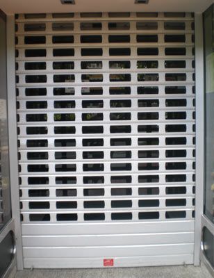 Una puerta de garaje con muchos cuadrados.