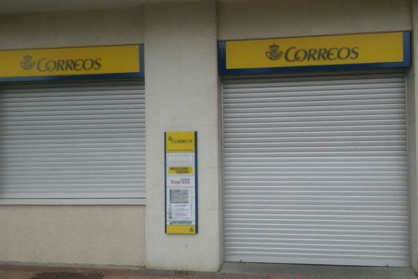 Un edificio con un cartel que dice correos.