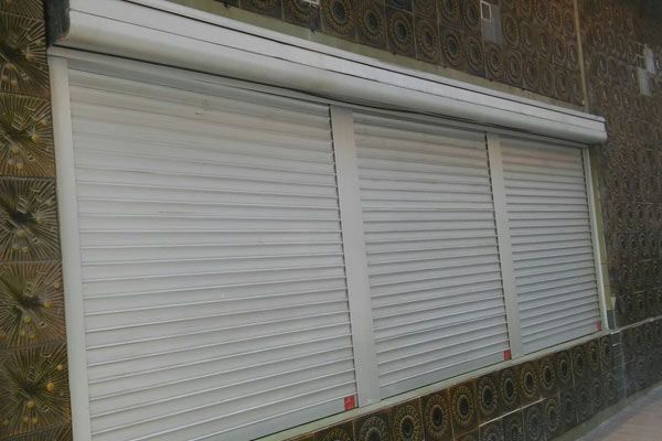 Una hilera de persianas blancas en un edificio.