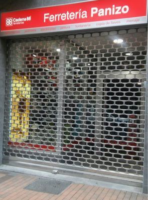 Un frente de tienda con un cartel que dice ferreteria panizo