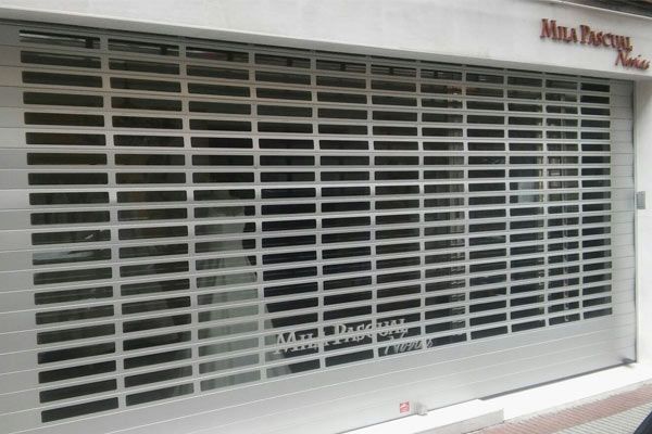 Un escaparate con una persiana que dice Mira Pacific.