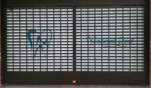 Un primer plano de una puerta de garaje cerrada con un logotipo en ella.