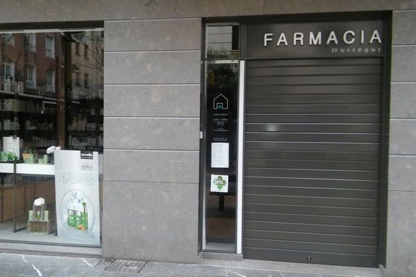Un escaparate con un cartel que dice farmacia