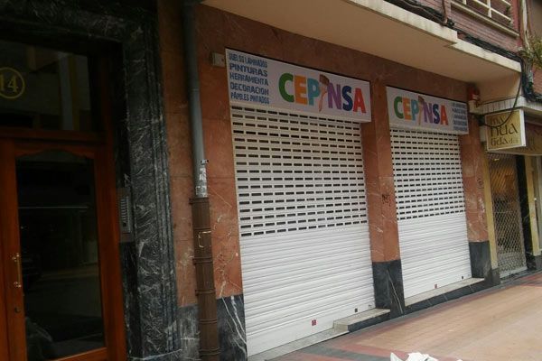 Un edificio con un cartel que dice cepnsa.