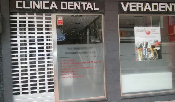 Un consultorio dental con un cartel que dice clínica dental