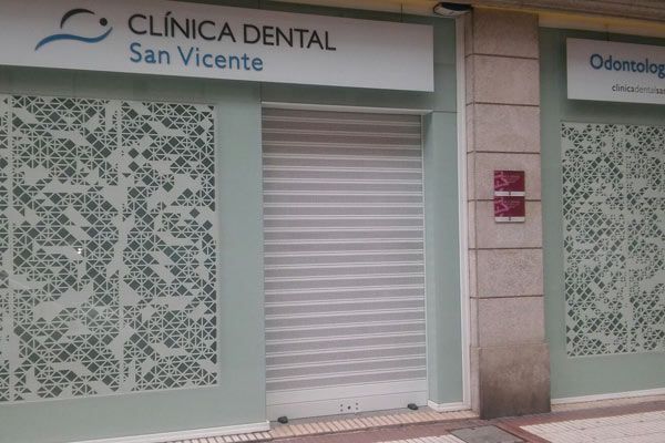 El exterior de un consultorio dental con un cartel que dice clínica dental san vicente