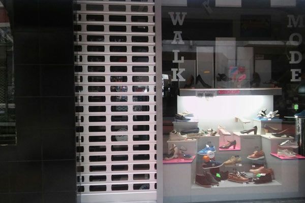 Una tienda con una exhibición de zapatos y un cartel que dice 