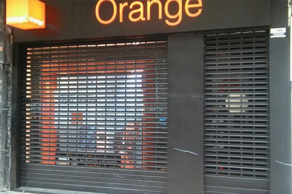 Un escaparate con un cartel que dice naranja