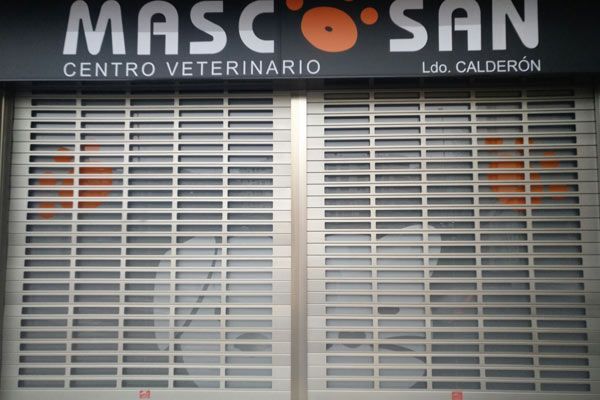 Un frente de tienda con un letrero que dice masco san centro veterinario