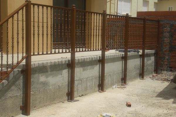 Se está construyendo una valla delante de una casa.