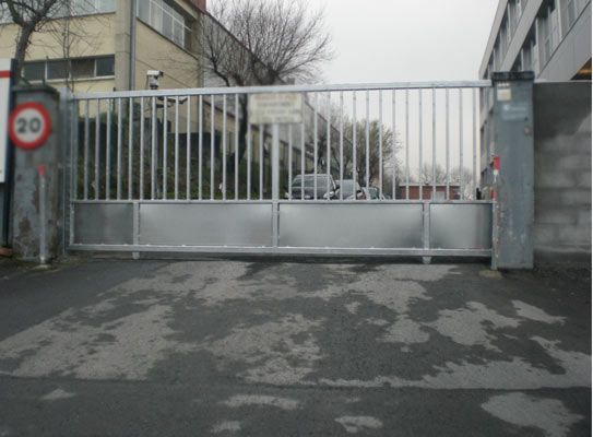 Una puerta corrediza con un cartel que dice 20.