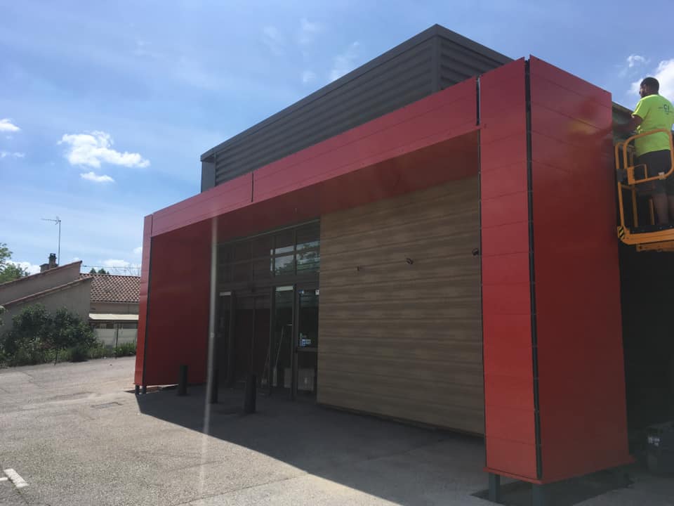 Bardage acier rouge d'un bâtiment industriel