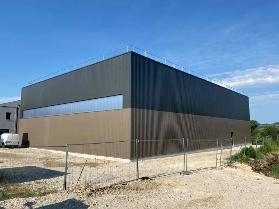 Vue de 3/4 d'un bâtiment industriel Bollène