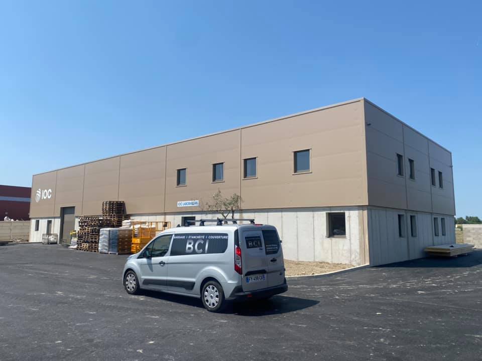 Véhicule à côté d'un bâtiment industriel