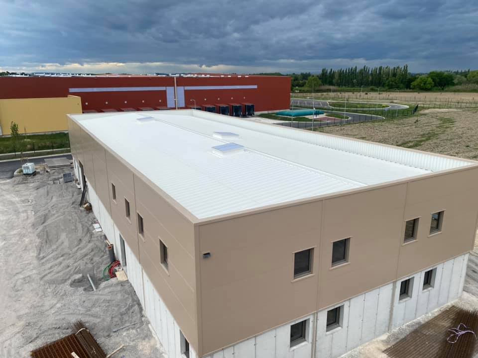 Vue aérienne de 3/4 d'un bâtiment industriel