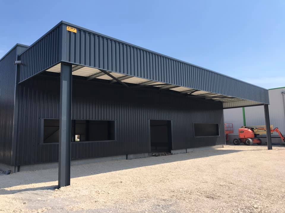 Bardage noir d'un bâtiment industriel