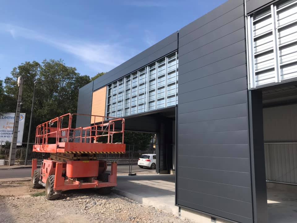 Grandes portes d'un bâtiment industriel