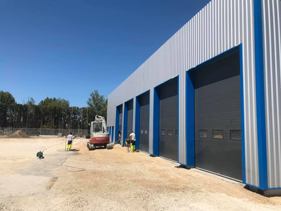 Portes d'entrée  d'un bâtiment industriel Bollène