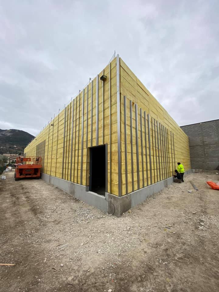 Pose d'isolant d'un bâtiment industriel