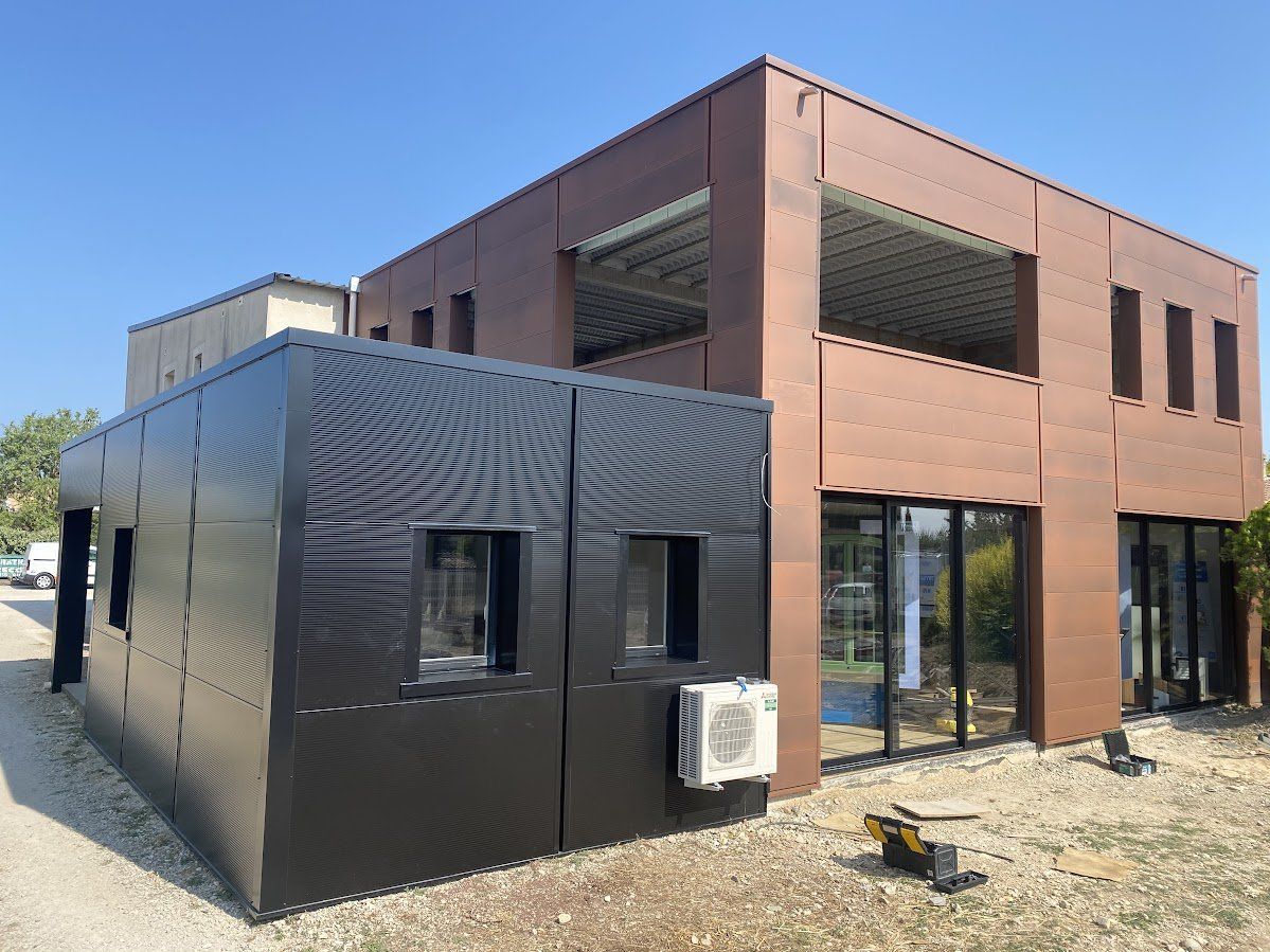 Bâtiment après la pose de bardage
