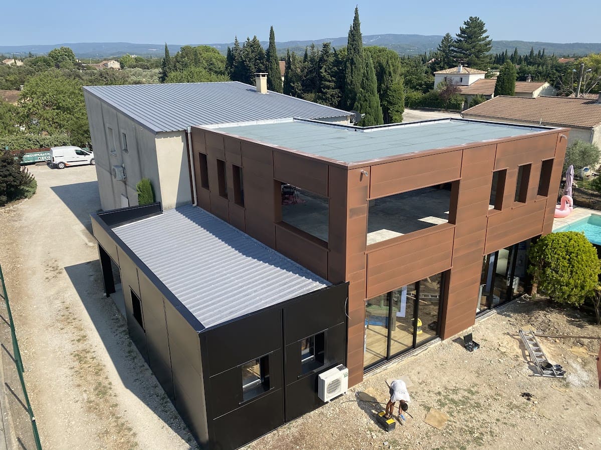 Vue aérienne d'un bâtiment en bardage acier