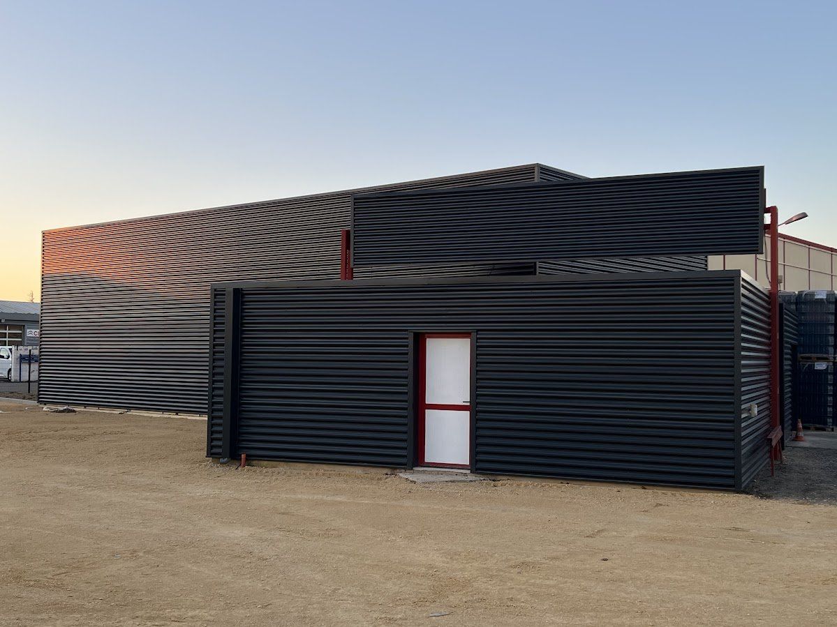 Bâtiment en bardage acier noir