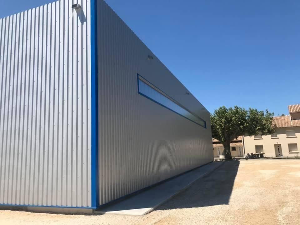 Membrane PVC sur la partie latérale d'un batîment