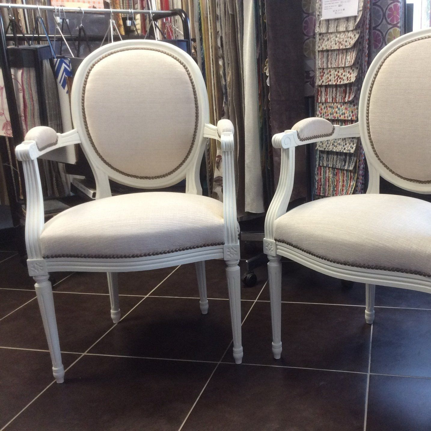 Fauteuil en cuir matelassé