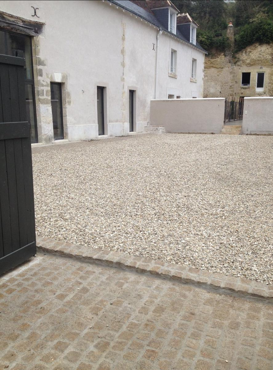 Aménagement d'une cour gravillonnée