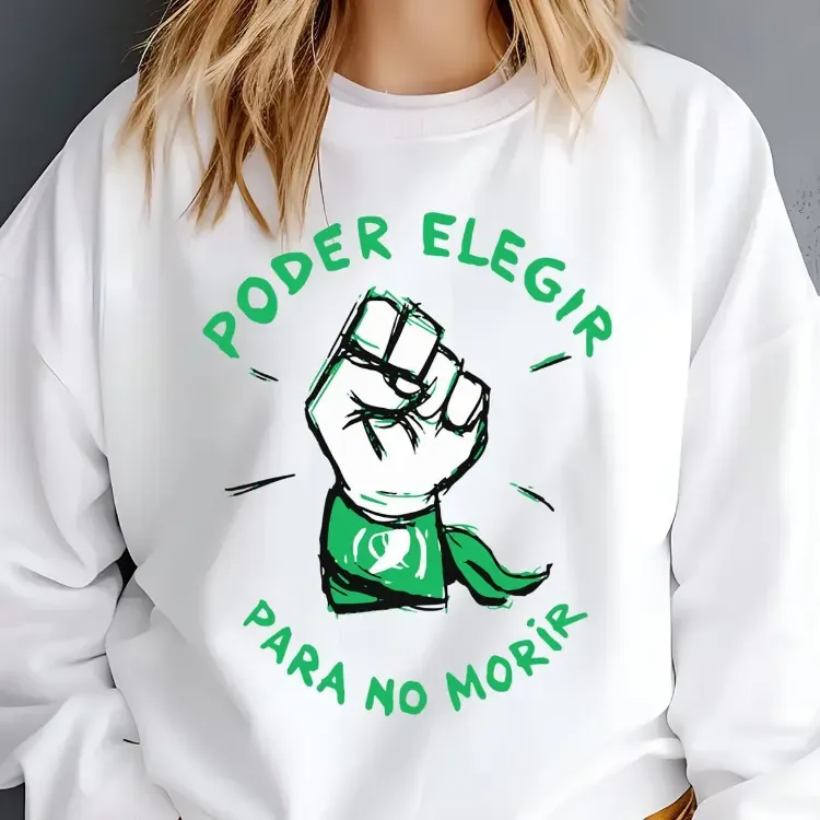 Sudadera blanca con un gráfico de protesta verde de un puño en alto y las palabras “Poder Elegr” y “Para no morir”.