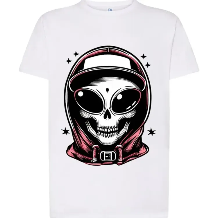 Camiseta blanca con un dibujo de una calavera rosa y negra con casco, rodeada de pequeñas estrellas.