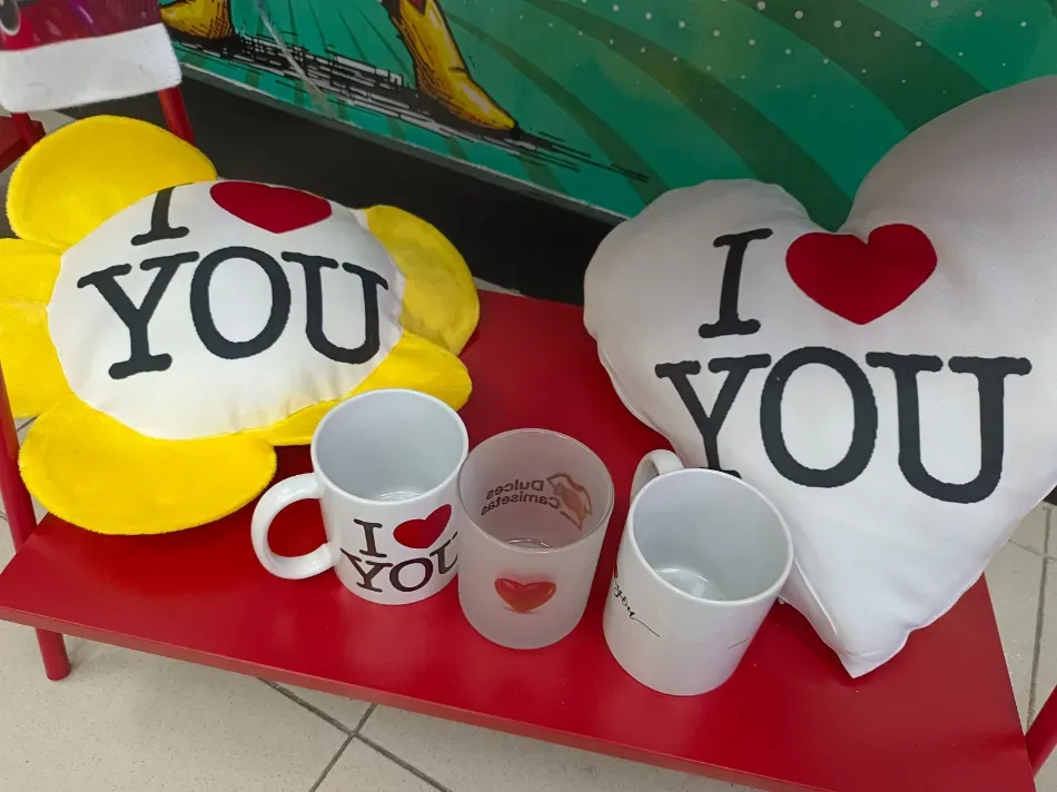 Cojines y tazas con la inscripción 