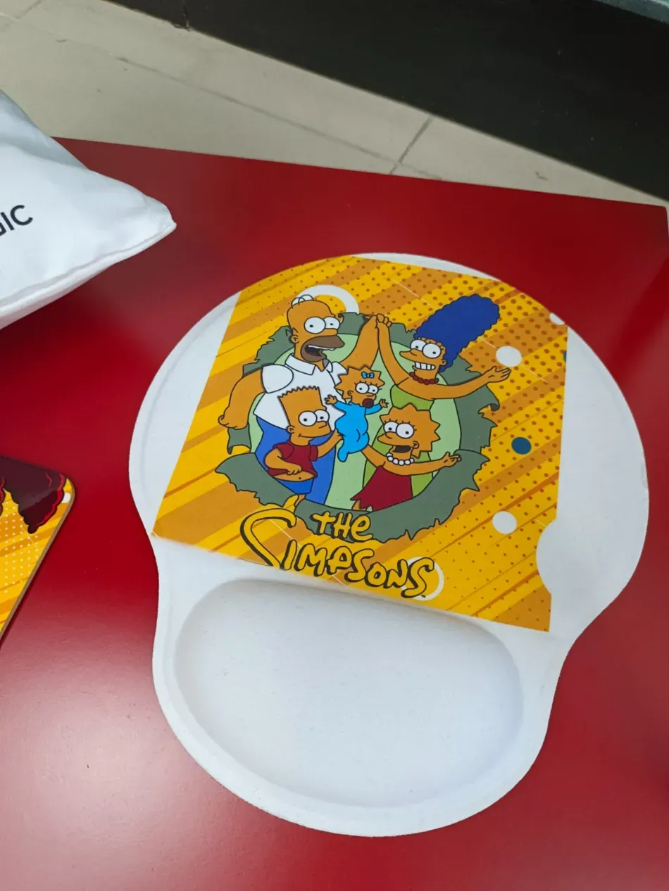 La gorra blanca y amarilla con temática de Los Simpson sobre una mesa roja