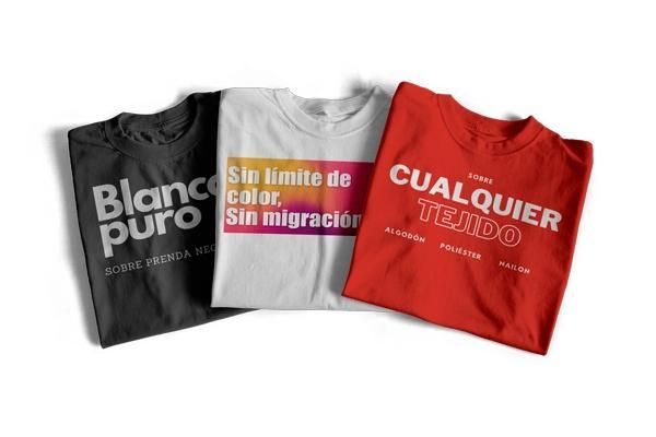 Prendas de ropa con distintos textos impresos personalizados